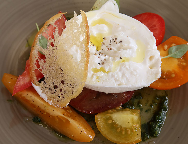 bunte Tomaten mit Büffelburrata  im August 2021 als Vorspeise beim 4 Gänge Menü für #daheimgebliebene (©Foto: Martin Schmitz)